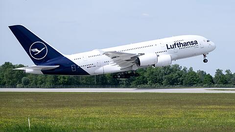 Eine Lufthansa-Maschine des Typs Airbus A380 startet auf dem Flughafen nach Boston.