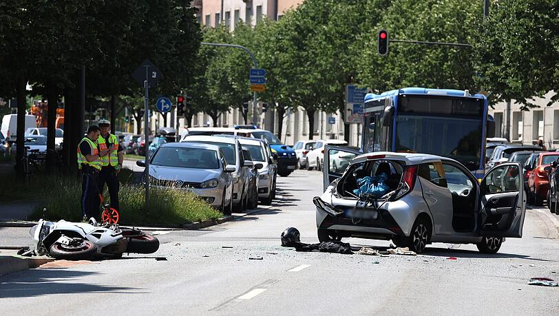 Schwerer Motorradunfall in der Richard-Strauss-Straße in München.