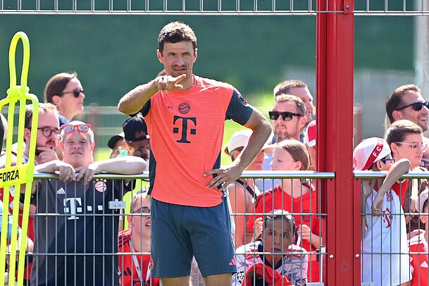 Thomas Müller überrascht mit Schnauzer beim Training des FC Bayern. Thomas Müller überrascht mit Schnauzer beim Training des FC Bayern.