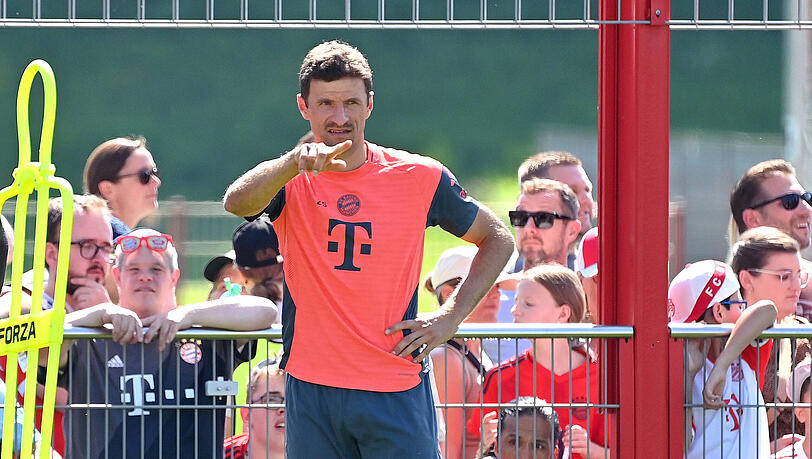 Thomas Müller überrascht mit Schnauzer beim Training des FC Bayern.