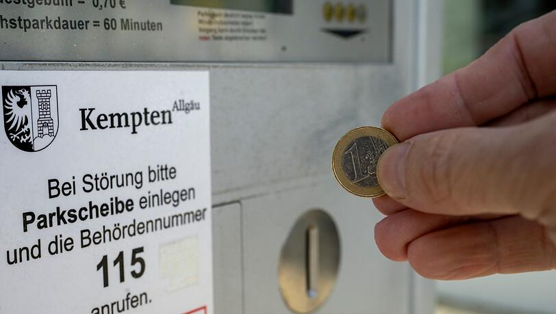 Nach der Affäre um einen Millionendiebstahl aus städtischen Parkscheinautomaten will die Stadt Kempten nun auf bargeldlose Systeme setzen. (Archivfoto) Nach der Affäre um einen Millionendiebstahl aus städtischen Parkscheinautomaten will die Stadt Kempten nun auf bargeldlose Systeme setzen. (Archivfoto)