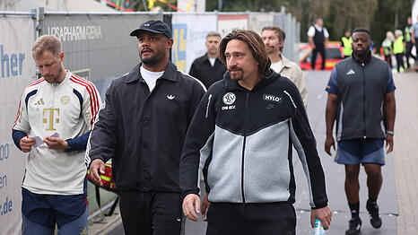 Ging am Ende als Sieger vom Platz: Bayern-Trainer Vincent Kompany (links), hier mit Elversberg-Coach Vincent Wagner.