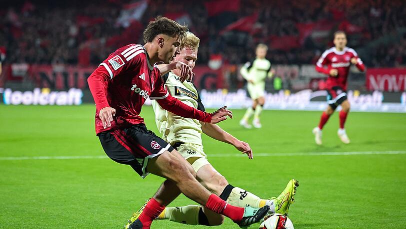 Nürnbergs Fernandez (vorne) im Zweikampf mit Kaiserslautern-Profi Haas. Nürnbergs Fernandez (vorne) im Zweikampf mit Kaiserslautern-Profi Haas.