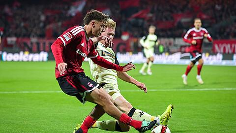 N&uuml;rnbergs Fernandez (vorne) im Zweikampf mit Kaiserslautern-Profi Haas.