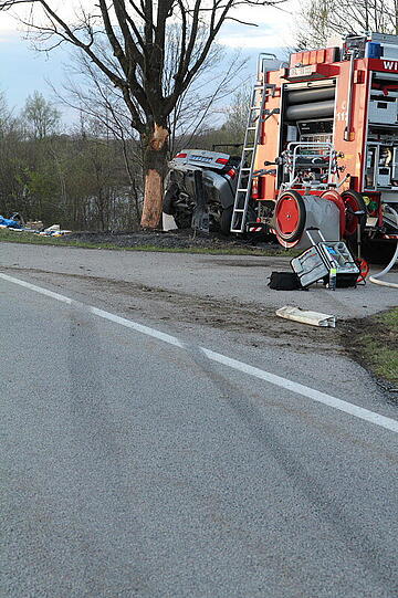 Ein 22 Jahre alter Autofahrer ist bei einem Überholmanöver nahe Saaldorf-Surheim im oberbayerischen Landkreis Berchtesgadener Land ums Leben gekommen.