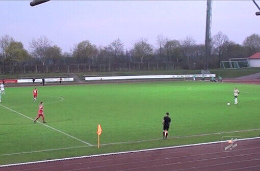 Und schon ist Keeper Vitus Eicher am Ball.