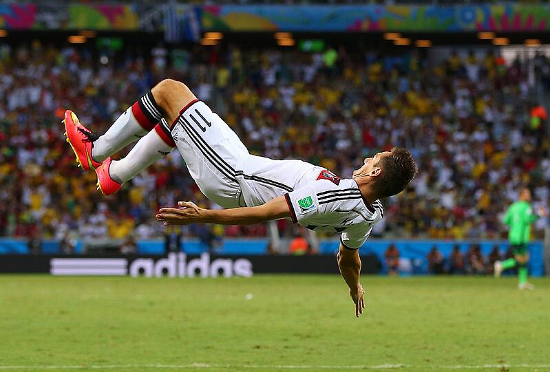 Miroslav Klose ist außer Übung: Der Stürmer verpatzt den Salto nach dem Tor