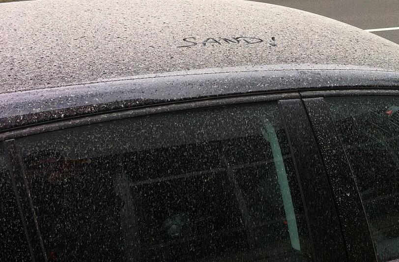 Regnet es dann, so kommt auch der Saharastaub auf den Boden. Die Autofahrer sind dann nicht sehr erfreut.