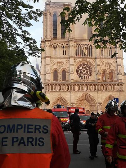 Die weltberühmte Kathedrale Notre-Dame de Paris steht in Flammen.