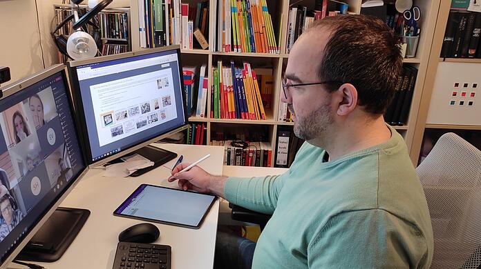 Unterricht daheim: Andreas Oswald (41) bei der Online-Besprechung mit seinen Realschülern aus Schöllnach.