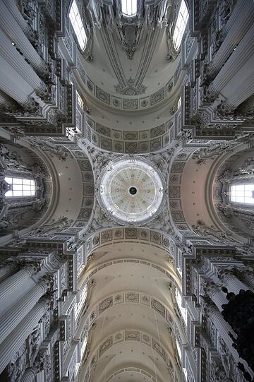 Dem Himmel so nah: Blick von unten in die Vierungskuppel der Theatinerkirche.
