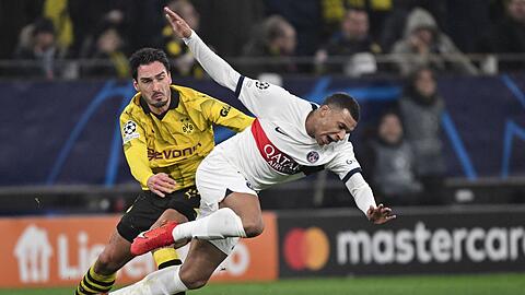 Mats Hummels (l) im Duell mit PSG-Stürmer Kylian Mbappé.