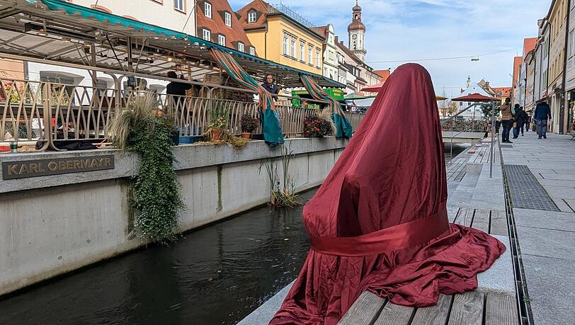 Vor 15 Uhr ist das Denkmal noch in roten Stoff gehüllt.