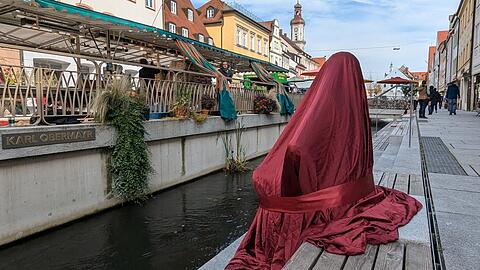Vor 15 Uhr ist das Denkmal noch in roten Stoff gehüllt.