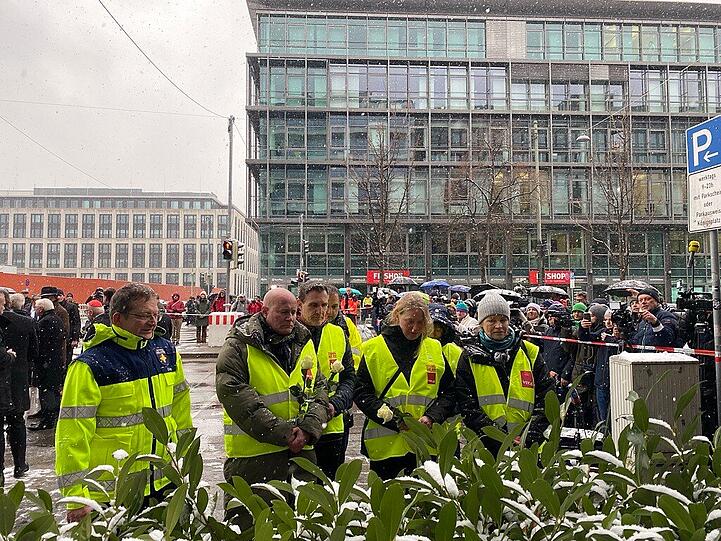 Vertreter der Gewerkschaft gedenken am Tag nach dem Anschlag der Opfer und deren Angehörigen.