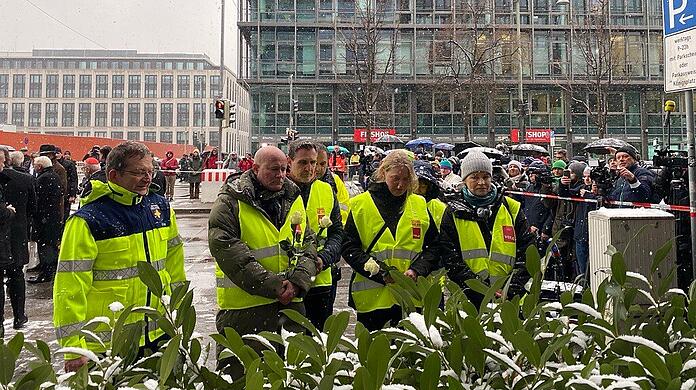 Vertreter der Gewerkschaft gedenken am Tag nach dem Anschlag der Opfer und deren Angehörigen.