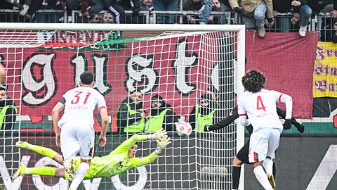 Danel Senani (rechts verdeckt) verwandelt den Elfmeter f&uuml;r St. Pauli