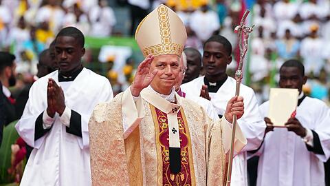 Papst Leo XIV. bei seiner letzten Messe in Afrika.