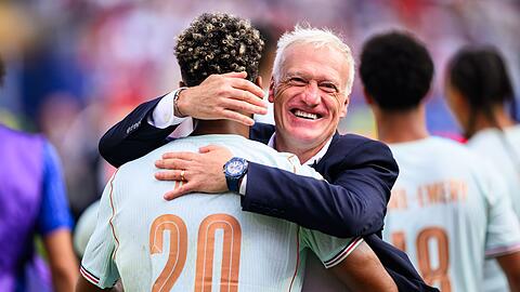 Deschamps herzt D&eacute;sir&eacute; Dou&eacute; nach dem Halbfinal-Einzug. (Archivbild)