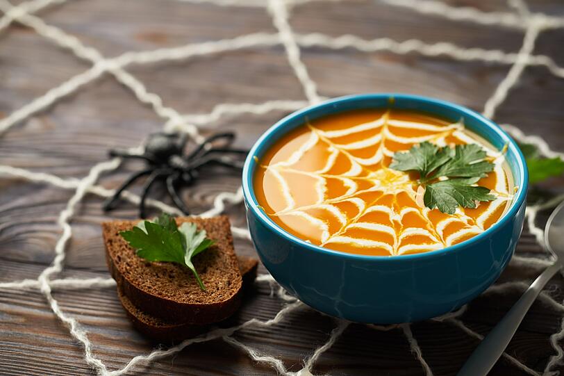Auch Suppen können Sie an Halloween gruselig dekorieren. Geben Sie Crème fraîche in einen Spritzbeutel oder eine Spritze und zeichnen Sie Kreise auf die Suppe oder den Dip. Ziehen Sie dann mit einem Zahnstocher oder Messer Linien von der Mitte nach außen, bis ein Spinnennetz entsteht. Besonders gut passt Kürbissuppe oder eine rote Tomatensuppe als Blutsuppe. Aus Blätter- oder Pizzateig können Sie dazu kleine Voodoo-Männchen ausstechen und mitbacken. Auch Suppen können Sie an Halloween gruselig dekorieren. Geben Sie Crème fraîche in einen Spritzbeutel oder eine Spritze und zeichnen Sie Kreise auf die Suppe oder den Dip. Ziehen Sie dann mit einem Zahnstocher oder Messer Linien von der Mitte nach außen, bis ein Spinnennetz entsteht. Besonders gut passt Kürbissuppe oder eine rote Tomatensuppe als Blutsuppe. Aus Blätter- oder Pizzateig können Sie dazu kleine Voodoo-Männchen ausstechen und mitbacken.