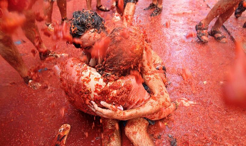Ein ungewöhnlicher Liebesplatz: Zärtliche Küsse mitten im Tomaten-Matsch.