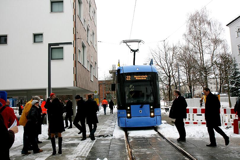 An der Hochschule München: die neue Trambahnwendeschleife über die Dachauer Straße.
