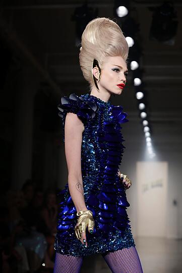 ... im intergalaktischen Kristalloutfit. Die Blonds präsentieren innovative Designs.