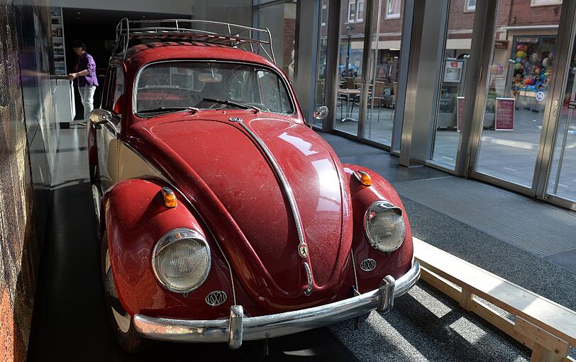 Ein VW-Käfer aus den 60er Jahren steht am im Eingang des Landesmuseum Emden (Niedersachsen).