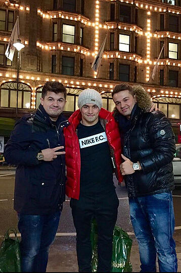 Der wechselwillige Schweizer Xherdan Shaqiri feierte mit seinen beiden Brüdern Erdin (l.) und Arianit in London.