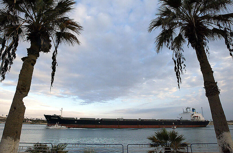 Öltanker im Suezkanal bei Ismalia. Künftig sollen doppelt so vieler Schiffe den Kanal passieren können und Ägypten damit wesentlich höhere Einnahmen bringen.