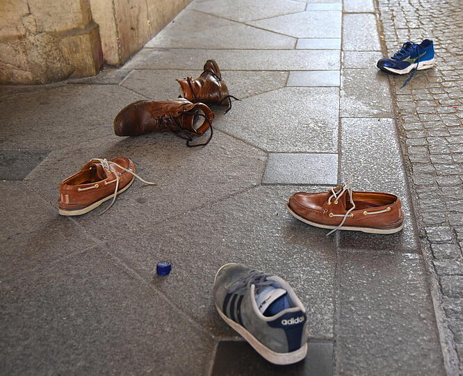 Was macht man, wenn man unbedingt Boccia spielen will, aber gerade keine Kugeln zu Hand hat? Klar: man nimmt halt die Schuhe!