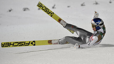 (Harmloser) Sturz: Olympiasieger Andreas Wellinger, der aber in Oberstdorf und Garmisch-Partenkirchen jeweils nicht ins Finale kommt.