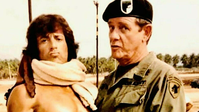 Sylvester Stallone (li.) posiert in seiner Rolle als Rambo mit Filmkollege Richard Crenna