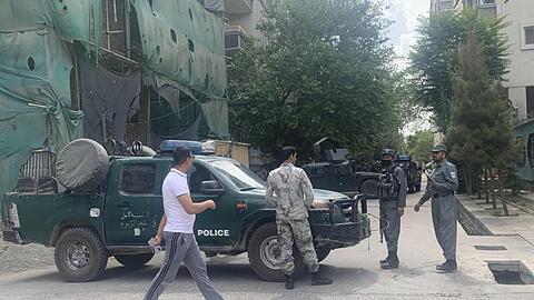 Polizisten sperren eine Straße in der Nähe des Anschlagsorts in Kabul ab.