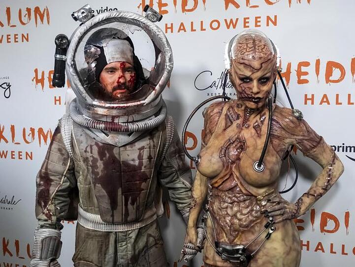 Heidi Klum (r) und ihr Ehemann Tom Kaulitz vor ihrer Halloween-Party.