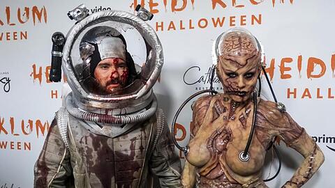Heidi Klum (r) und ihr Ehemann Tom Kaulitz vor ihrer Halloween-Party.