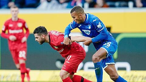 Hoffenheims Kevin Akpoguma (r) hält Leverkusens Kevin Volland (l) im Zweikampf fest.