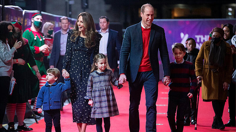 Prinz William und Herzogin Kate mit Prinz Louis (li.), Prinzessin Charlotte und Prinz George.