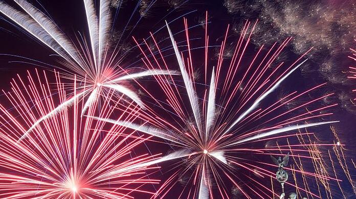 Ein Feuerwerk während Deutschlands größter Silvesterparty hinter dem Brandenburger Tor.