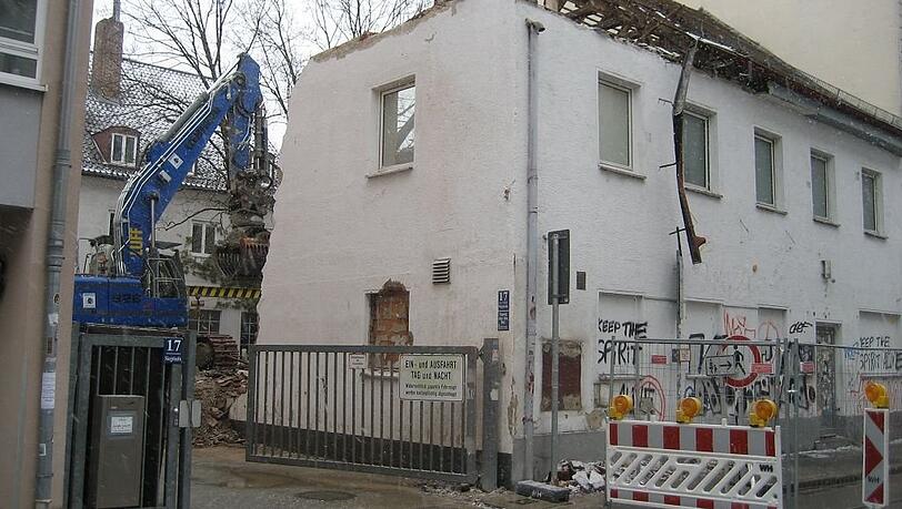 Siegesstr. 17: Der Dachstuhl ist mittlerweile verschwunden.