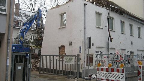 Siegesstr. 17: Der Dachstuhl ist mittlerweile verschwunden.