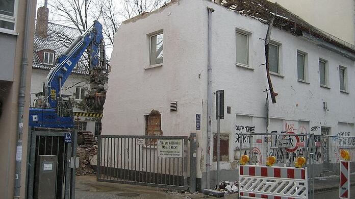 Siegesstr. 17: Der Dachstuhl ist mittlerweile verschwunden.
