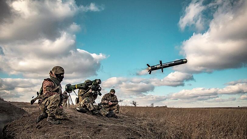 Auf diesem vom Pressedienst des ukrainischen Verteidigungsministeriums veröffentlichten Foto benutzen ukrainische Soldaten während einer Militärübung in der Region Donezk eine Abschussvorrichtung mit einer US-Javelin-Rakete.