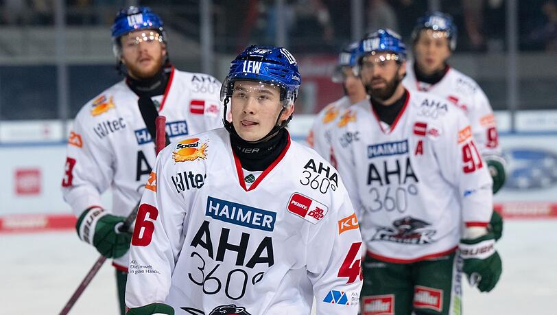 Die Spieler von Augsburg mit Moritz Elias (vorne) jubeln über das Tor zum 1:2.