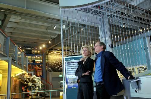 Da schau&rsquo; her &ndash; die Abnahme einer Erweiterung: Kulturreferentin Julia Lehner lässt sich von Industriekultur-Museumsleiter Matthias Murko das neue Konzept erklären.
