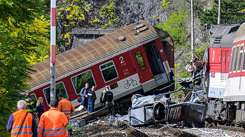 Rettungskräfte sind nach der Kollision zweier Schnellzüge in der Gemeinde Jablonov nad Turnou im Bezirk Roznava im Einsatz.