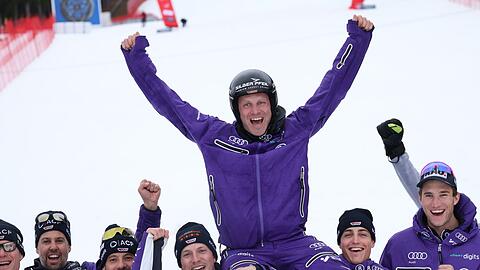 Von den Teamkollegen wird Romed Baumann noch einmal auf Schultern gehoben.