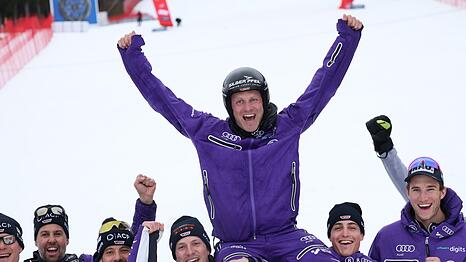 Von den Teamkollegen wird Romed Baumann noch einmal auf Schultern gehoben.