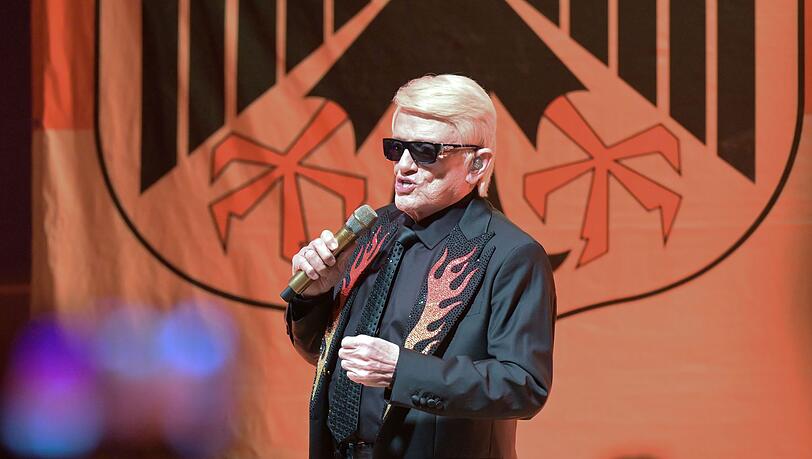 Der Adler leuchtet in Schwarz-Rot-Gold, wenn Heino auf der Bühne singt. Der Adler leuchtet in Schwarz-Rot-Gold, wenn Heino auf der Bühne singt.