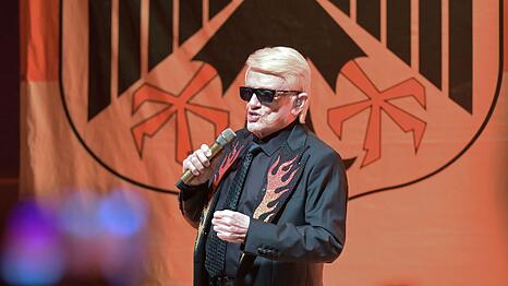 Der Adler leuchtet in Schwarz-Rot-Gold, wenn Heino auf der B&uuml;hne singt.